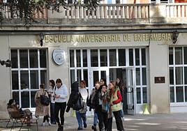 Estudiantes de Enfermería, a la entrada de la escuela.