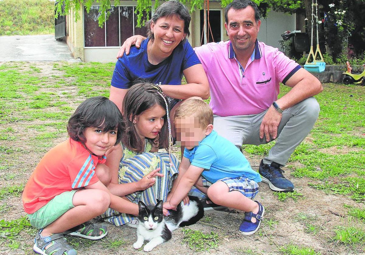 Marta Hernández, junto a su marido y sus tres hijos después de la adopción de Gabriel.