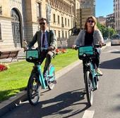 Teresa Ribera accede en bici eléctrica municipal a la cumbre verde de Valladolid