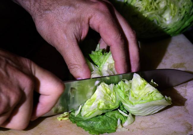 Preparado de lechuga sobre una tabla.