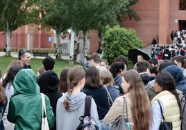 Varios alumnos, a las puertas del Aulario para hacer la prueba de la EBAU.