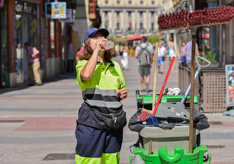 Asunción Recio, trabajadora del Servicio Municipal de Limpieza de Valladolid, se hidrata durante su turno.