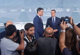 Pedro Sánchez, y Alberto Núñez Feijóo, se saludan antes del programa Cara a Cara. Europa Press.