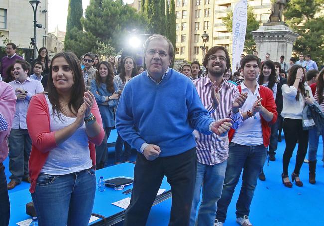 Juan Vicente Herrera baila al son de eLe De eMe, en un concierto-mitin que organizó el PP en Valladolid en mayo de 2011.