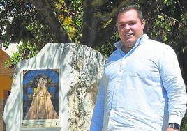 Jaime Rodriguez Ferrero, alcalde de Cigales junto al monolito del IV Centenario de la Cofradía Vírgen de Viloria.