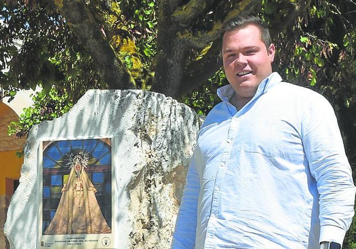 Jaime Rodriguez Ferrero, alcalde de Cigales junto al monolito del IV Centenario de la Cofradía Vírgen de Viloria.