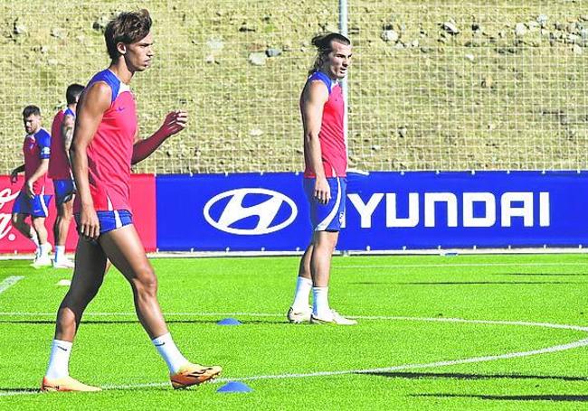 Joao Félix, a la izquierda, en su regreso a los entrenamientos con el Atlético de Madrid.