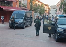 Uno de los momentos de la intervención de la Guardia Civil.