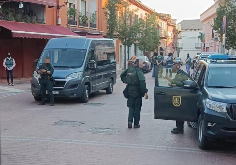 Uno de los momentos de la intervención de la Guardia Civil.