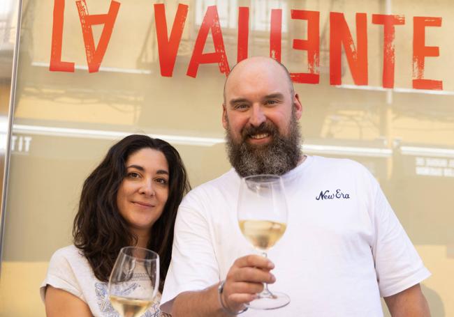 Lucía Huergo y Ángel Alba 'Lolo', frente a la puerta del bar de tapas y vino que abrirán esta semana.