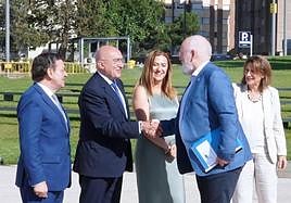 Carnero saluda a Timmermans junto a Teresa Ribera, Virginia Barcones y Luis Miguel González.