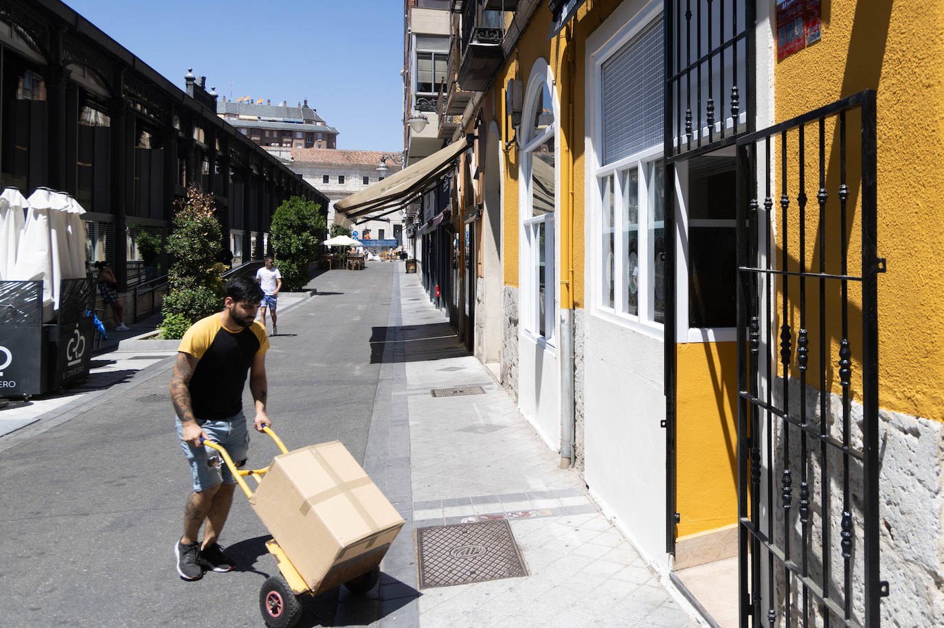 Transportistas en el Mercado del Val durante la mañana.