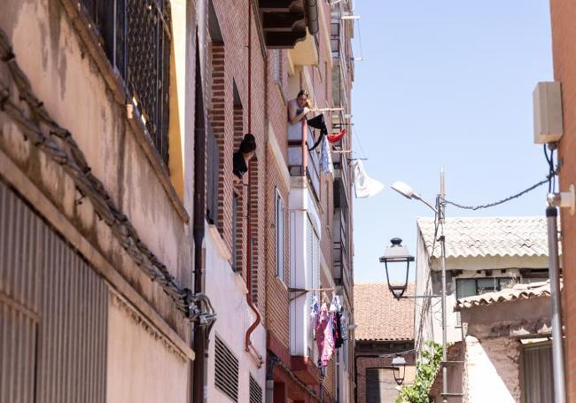 Vecinas de la calle donde se ha llevado a cabo la detención de la mujer.