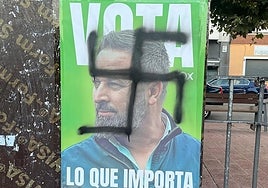 Propaganda electoral de Vox pintada con una esvástica.