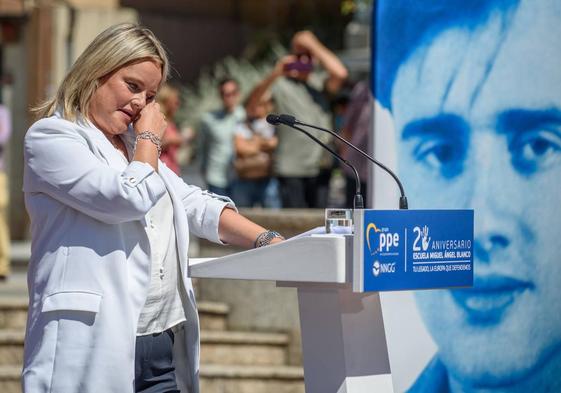 Mari Mar Blanco, con una imagen de su hermano al fondo.