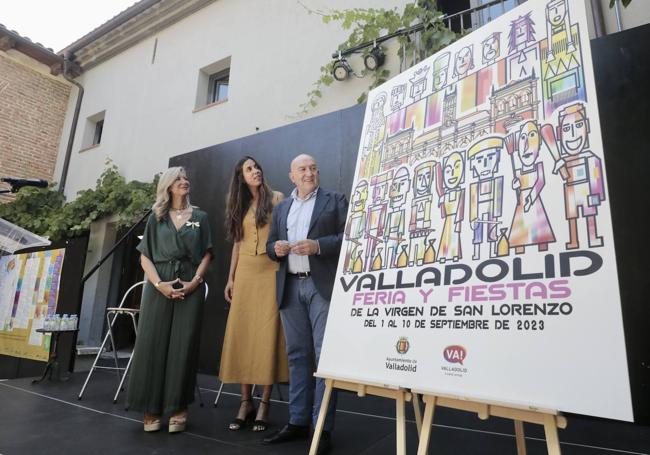 Las concejalas Irene Carvajal y Blanca Jiménez, con el alcalde Jesús Julio Carnero, junto al cartel ganador de las fiestas.