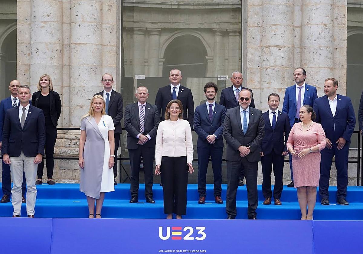 Foto de familia conjunta de los ministros de Medio Ambiente y Energía.