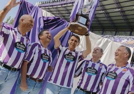 Fernando Redondo, Eusebio Sacristán, Pepe Moré (con la Copa de la Liga), Luis Mariano Minguela y Luis Miguel Gail, con la nueva camiseta del Real Valladolid.