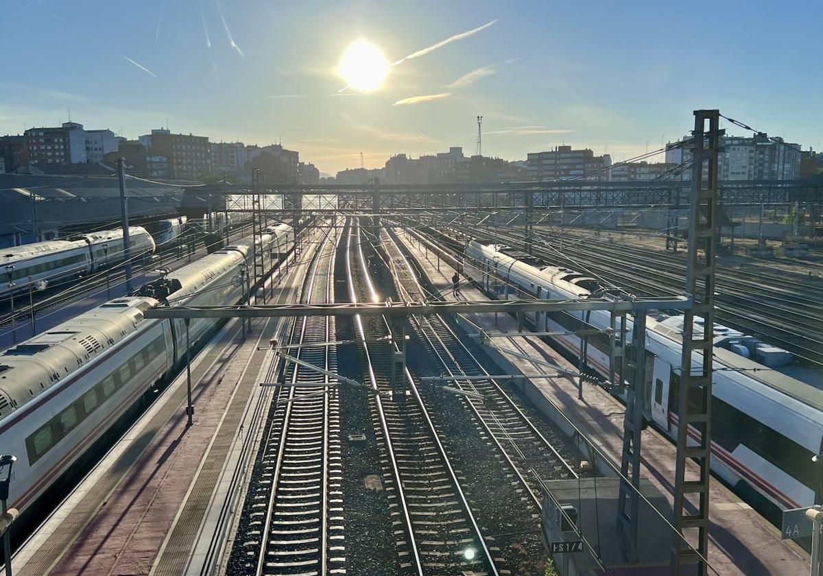 Salida de trenes de la estación de Valladolid. Foto de archivo