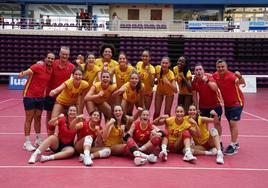 La selección española de voleibol tras ganar el partido contra Francia.