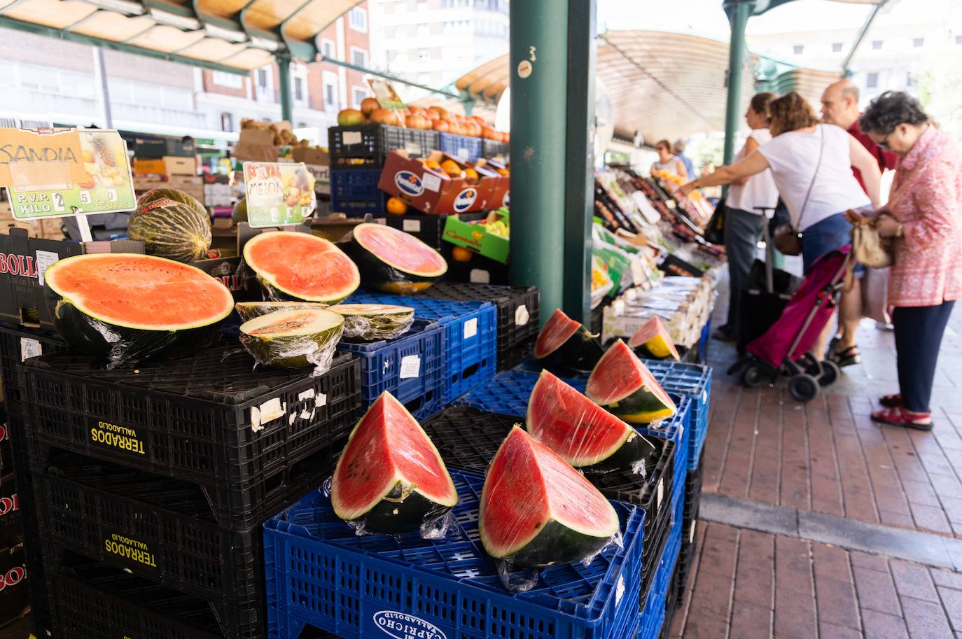 Melones y sandías en un puesto del mercado de fruta en plaza España.