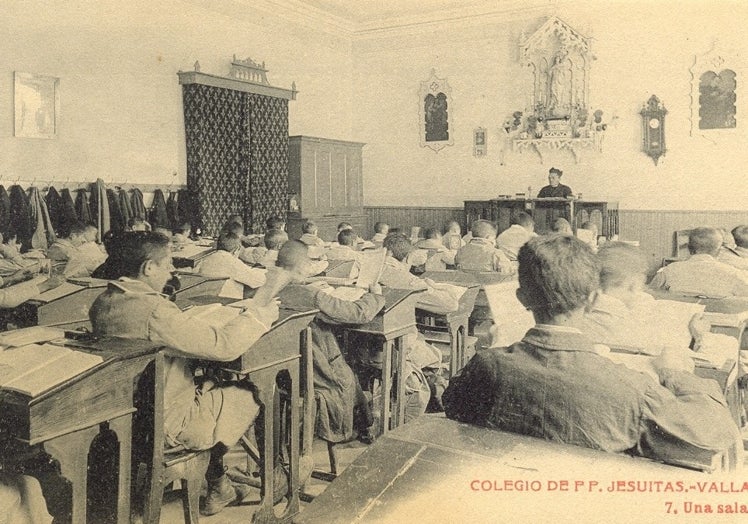 Imagen principal - Arriba, alumnos del San José a principios del siglo XX; biblioteca del Colegio y residencia de los jesuitas en la calle Ruiz Hernández en los años 70.