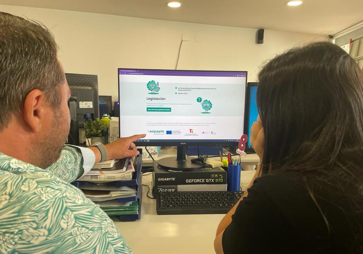 Sardón y Neira ante la Oficina de Accesibilidad Universal.