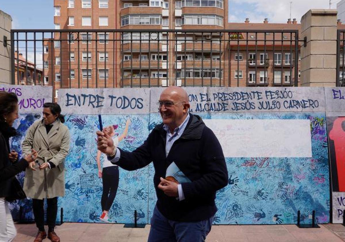 Jesús Julio Carnero, presenta en la Asociación de Vecinos Barrio Delicias las propuestas del soterramiento.