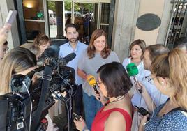 Clara Martín atiende a los medios de comunicación este jueves a las puertas del Ayuntamiento.