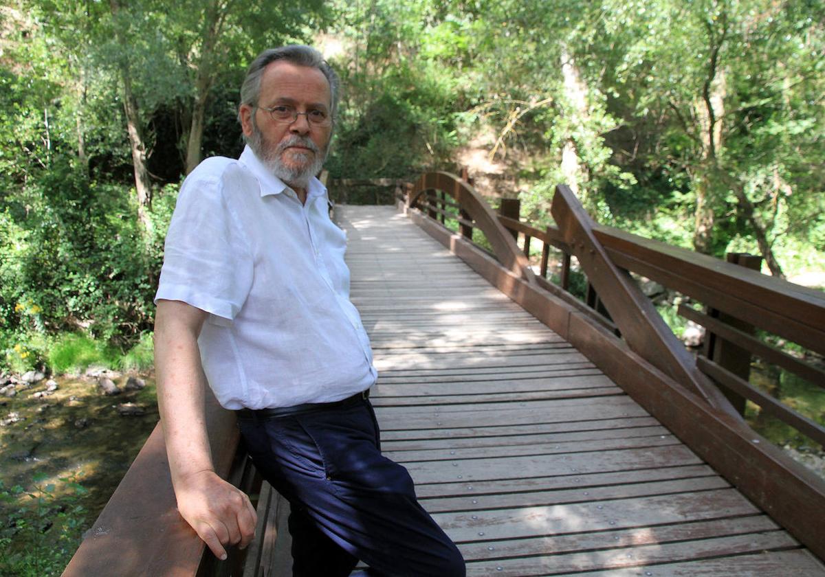 José Antonio Abella, ayer en el puente sobre el Eresma en la Alameda de El Parral, en Segovia.