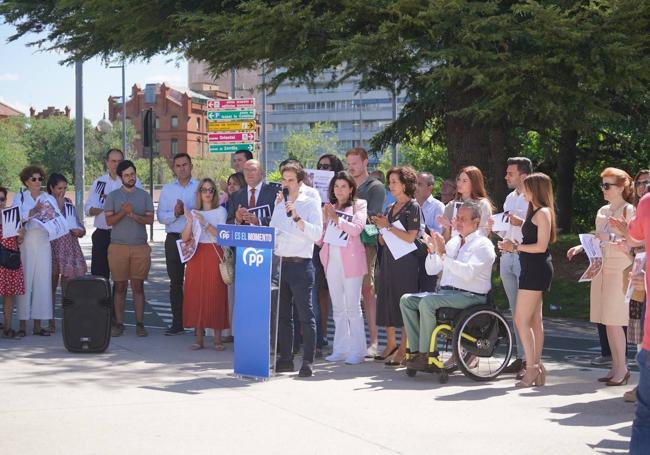 Miembros de Nuevas Generaciones y del Partido Popular, en el homenaje a Miguel Ángel Blanco este jueves.