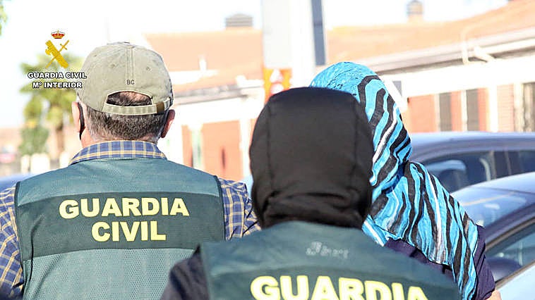Los agentes de la Guardia Civil detienen a una mujer en Tudela de Duero por enaltecimiento del terrorismo y autoadoctrinamiento.