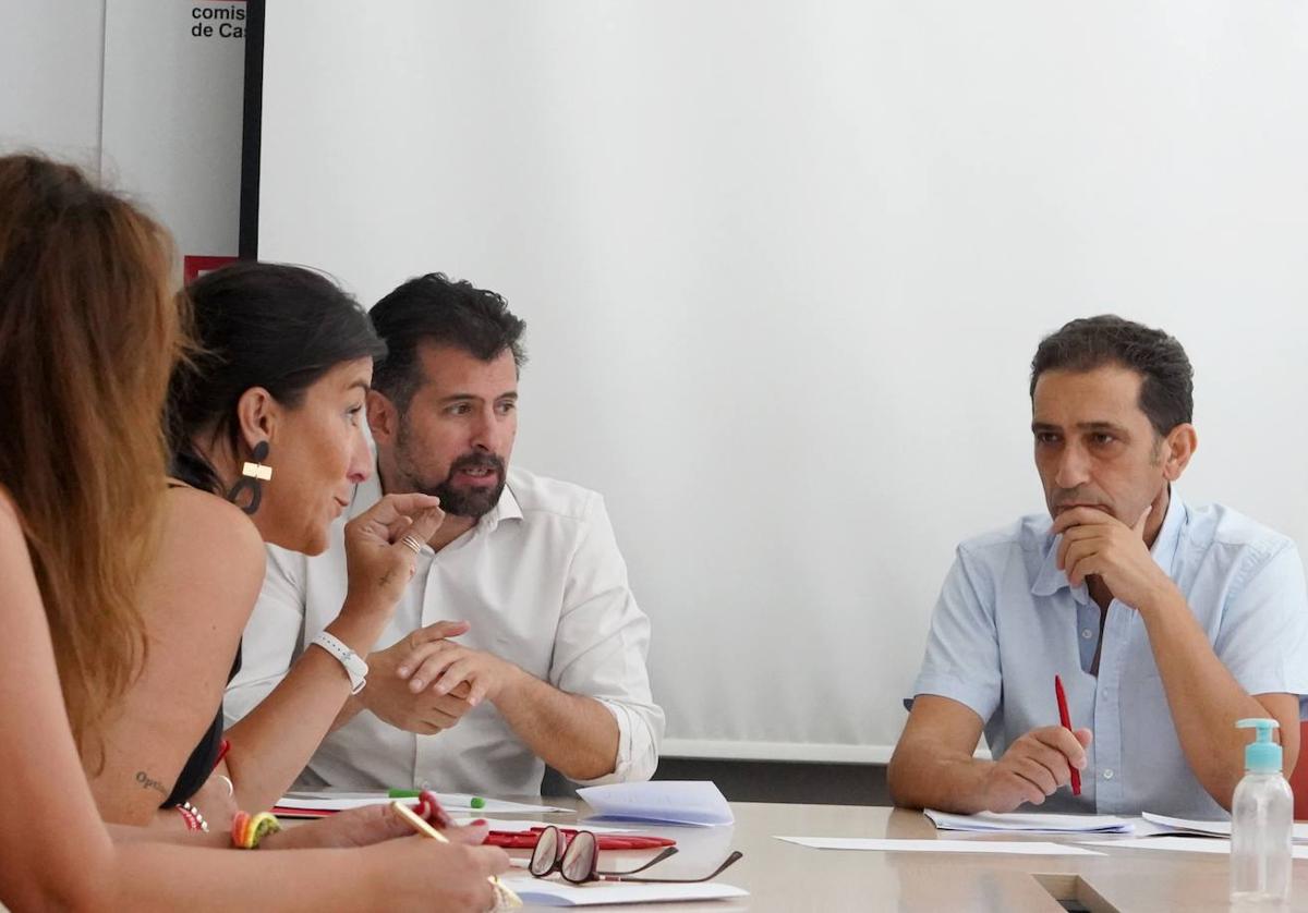 Luis Tudanca y Ana Sánchez (PSOE), con el responsable autonómico de Comisiones Obreras, Vicente Andrés.