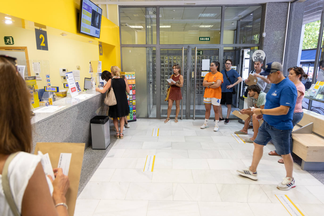 Largas colas en las oficinas de Correos de Valladolid