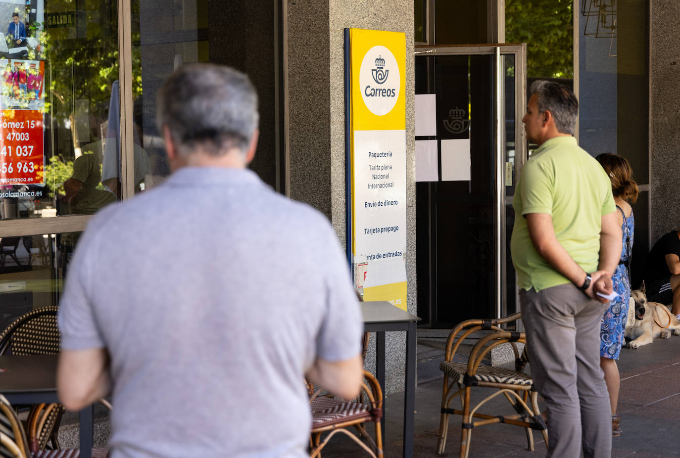 Largas colas en las oficinas de Correos de Valladolid