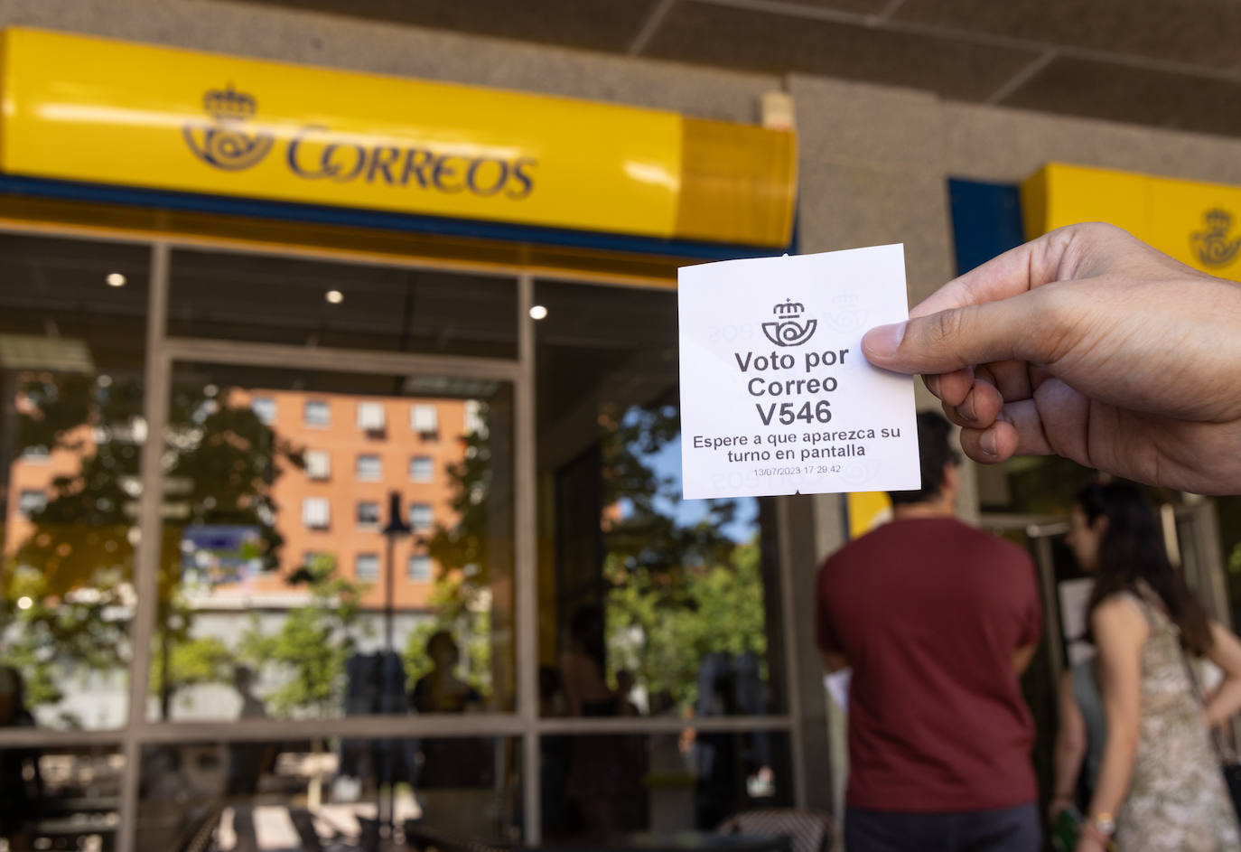 Largas colas en las oficinas de Correos de Valladolid