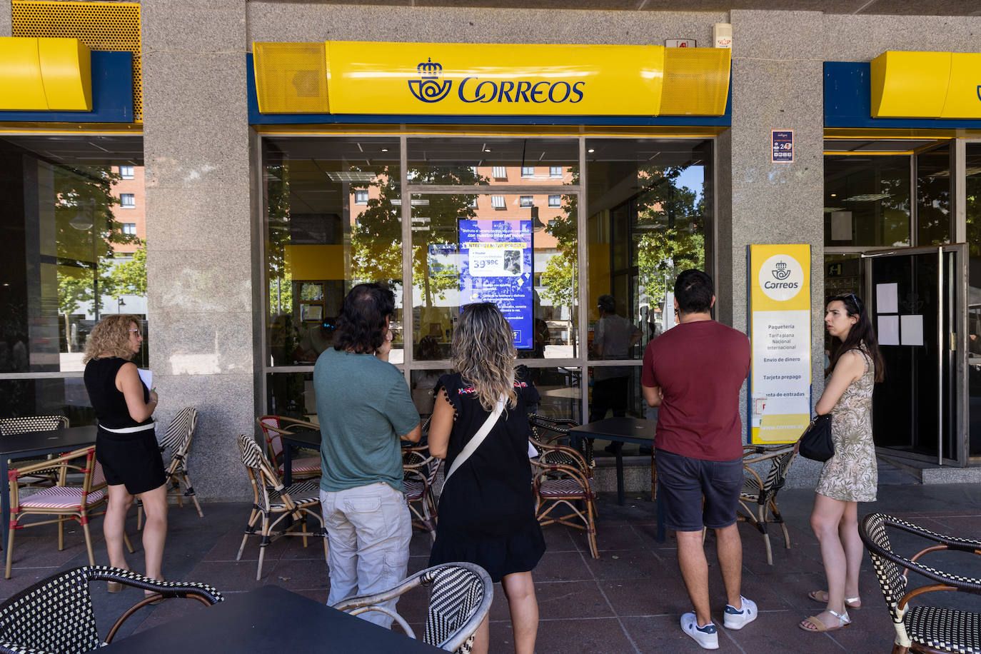 Largas colas en las oficinas de Correos de Valladolid