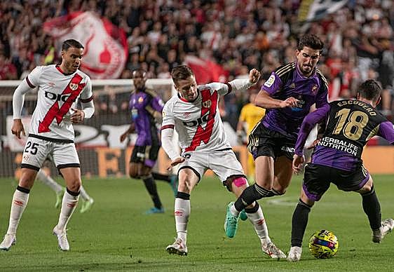 Monchu y Escudero (de espaldas) disputan la pelota ante Balliu y Raúl de Tomás (izquierda) durante el Rayo-Real Valladolid de la temporada pasada.