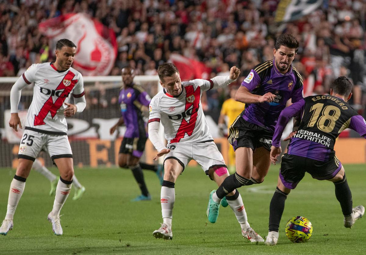 Monchu y Escudero (de espaldas) disputan la pelota ante Balliu y Raúl de Tomás (izquierda) durante el Rayo-Real Valladolid de la temporada pasada.