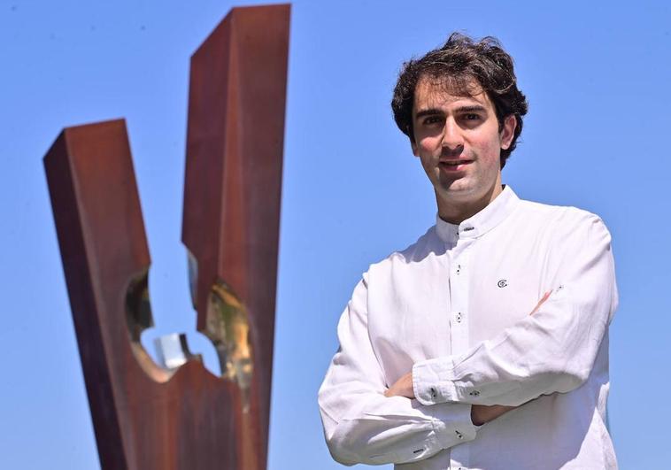 Alejandro Puerta Cantalapiedra posa ante el Diapasón, el monumento a la música en Valladolid.