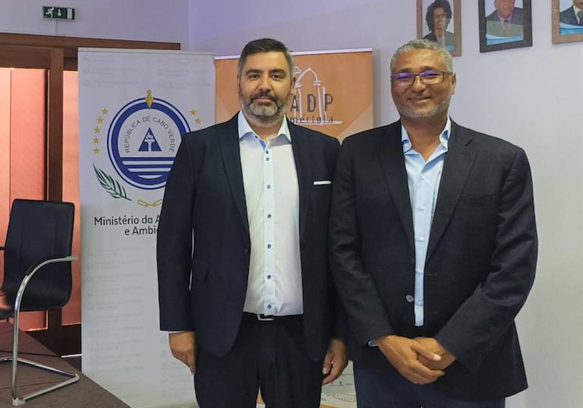 El subdirector general de CARTIF, Sergio Sanz (izquierda), con el ministro de Agricultura y Ambiente de Cabo Verde, Gilberto Correira Carvalho Silva.