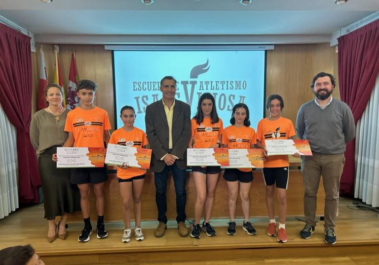 Atletas de la escuela de atletismo Isaac Viciosa, patrocinada por Cavidel.