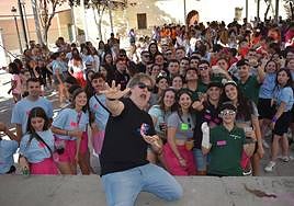 El monologuista Martín Luna con las peñas de la localidad.