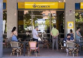 Cola voto por correo en oficinas de Parquesol.