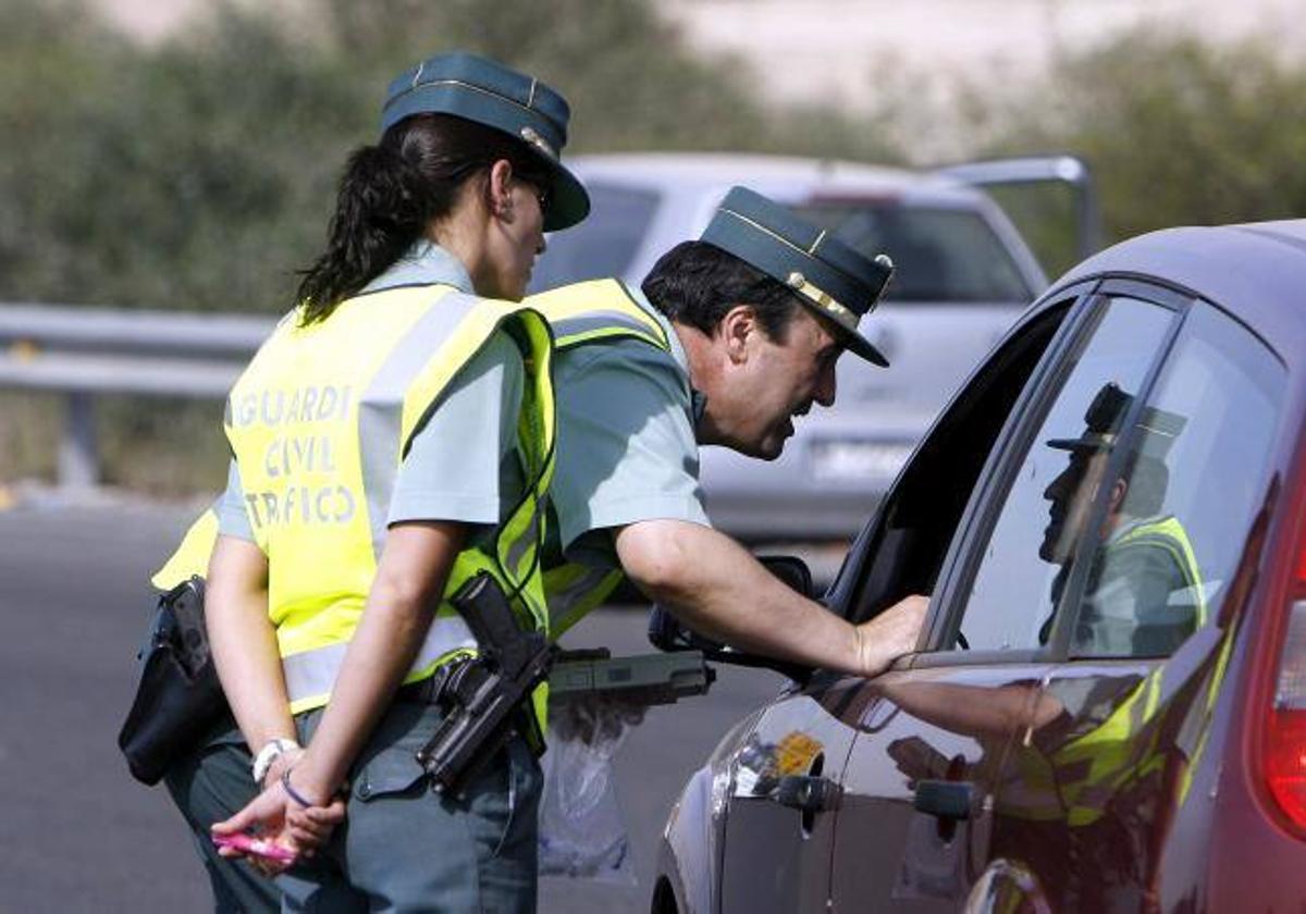 Agentes de la Guardia Civil realizan un control de alcoholemia.