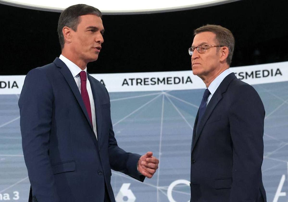 Pedro Sánchez y Alberto Núñez Feijóo en los prolegómenos del cara a cara del lunes pasado.