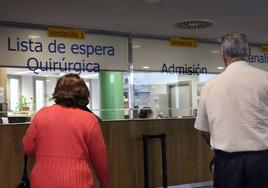 Usuarios del Hospital General de Segovia ante las ventanillas de lista de espera quirúrgica y admisiones.