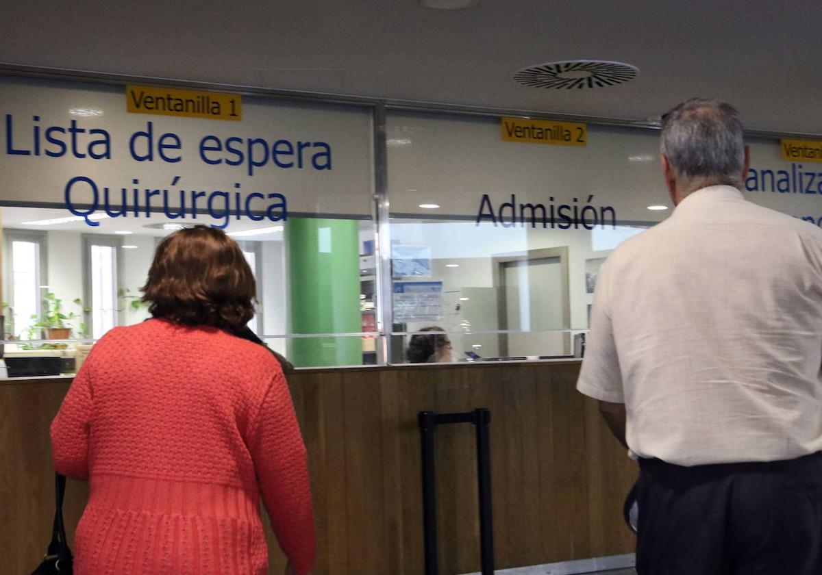 Usuarios del Hospital General de Segovia ante las ventanillas de lista de espera quirúrgica y admisiones.