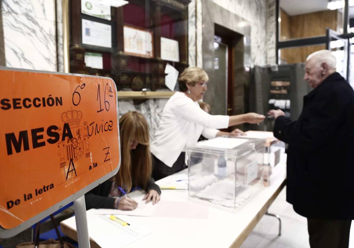 Ciudadano votando en mesa electoral.