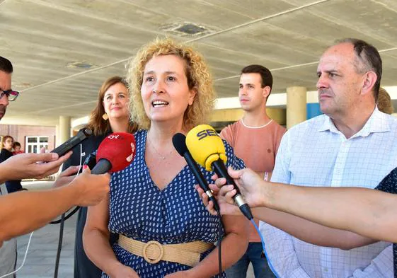 Lirio Martín y José Luis Aceves atienden a los medios a las puertas del Hospital General.